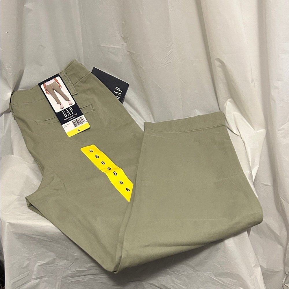 New GAP woman’s  slim ankle pant, Light Olive Chino Pants size 6